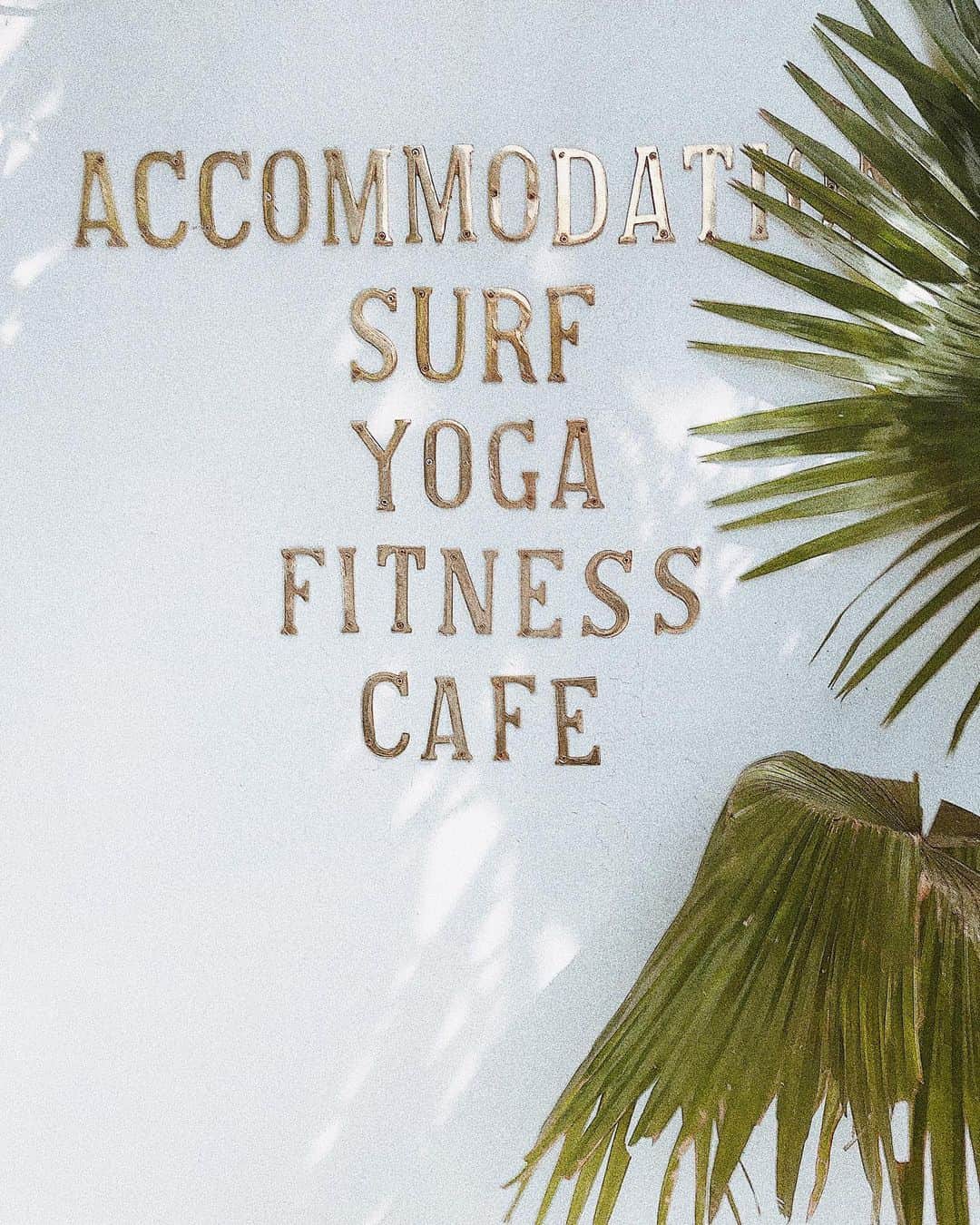 須田朱音さんのインスタグラム写真 - (須田朱音Instagram)「𝗦𝗧𝗔𝗬. . はじめてのバリは、 BeachClubが多くある CangguエリアにStayしてます📍 . Pool、fitnessroom、Surflesson、yogaに 可愛いCafeが敷地内にある @dreamsea_canggu 🕊 . スタッフさんはもちろん宿泊者もフレンドリーで、 金曜の夜はDreamsea主催の SALSAナイトにみんな参加したり💃🏻 サンデーナイトの今夜はBBQやるんだって🍖 . 宿泊者が、リラックス出来る環境が整ってて とっても居心地いいの👍🏼 . #bali #goodmorning #dreamseacanggu #canggu #yoga #surflesson #fitness #cafe」5月19日 11時24分 - akane_godo