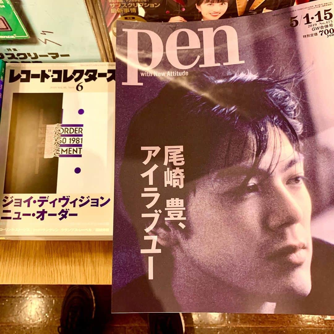 鹿野淳さんのインスタグラム写真 - (鹿野淳Instagram)「堪んねえな、両方。 ガチ買いのガチ読みしてます。 #一応自社の宣伝も #MUSICA明日発売よろしくね #ビバラ大特集ブックインブックも読んでね」5月19日 11時25分 - sikappe