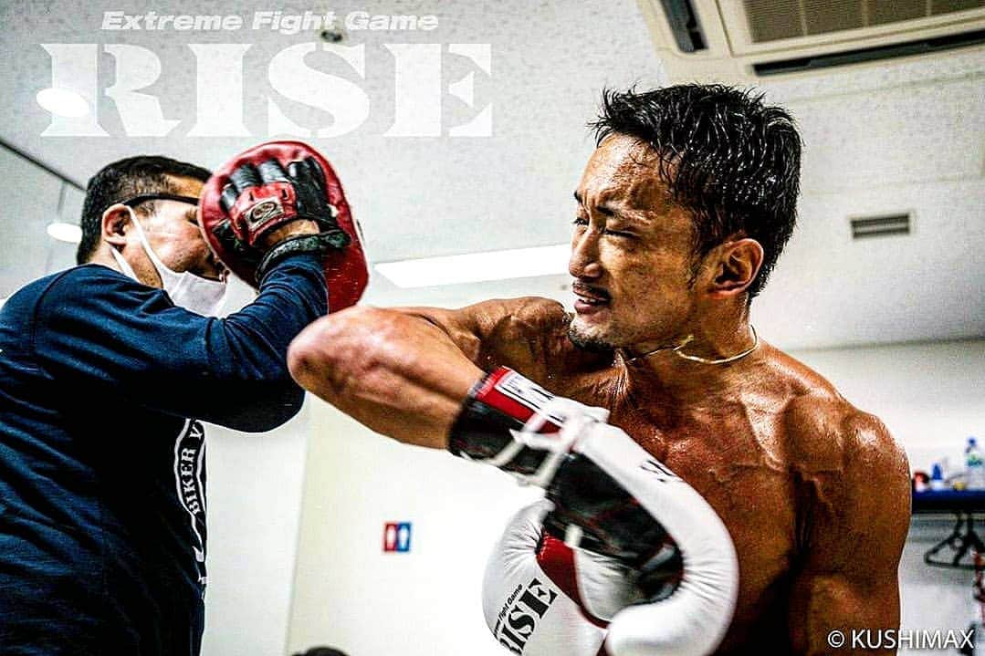 梅野源治のインスタグラム：「【信頼関係は一日にしてならず】  仲間やお世話になっている方たち。大切な人たちとは"幸せになりたいって気持ちよりも、この人たちとならどんな困難や不幸も乗り越えられる"って想いがある。  俺の周りにいてくれる人たちにイエスマンはいない。日々勉強 さて、今日も闘いますか！！ #肘 w #最後の写真は8年くらい前のかな #最高 #RISE132  写真一枚目:@kushimax55」
