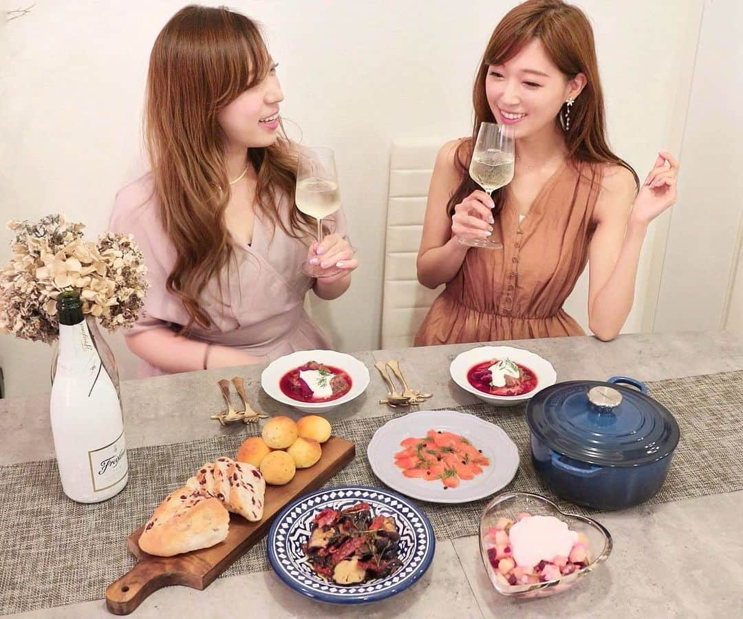 池田るりさんのインスタグラム写真 - (池田るりInstagram)「今回のホムパのメインはボルシチ✨ . お肉は @sugarlady_official  の #シュガーミート の牛スネ肉を使いました😊 スネ肉が柔らかくてほろほろで絶品のボルシチに‥😍 シュガーミートは遺伝子組換え穀物不使用で、安全な飼育プログラムを徹底して生産されているから安心して食べられるのか嬉しい🤗✨ . サーモンマリネに使った紅鮭スモークスライスもシュガーレディのものです✨ . パンも手作りで、これもシュガーレディの冷凍ブルーベリーを使ったものとポンデケージョの二種類を😊 . あとは茄子とドライトマトのマリネ、りんごとビーツのサラダでした✨ . . . #シュガーレディ #sugarlady #安心安全 #冷凍食品 #PR #シュガービーフ #シュガーミート #クッキング #料理 #cooking  #ホームパーティー #手料理 #cooking #homeparty #houseparty #ボルシチ #牛スネ肉 #マリネ #ビーツ #ポンデケージョ  #パン作り」5月19日 11時28分 - ruri_ikeda