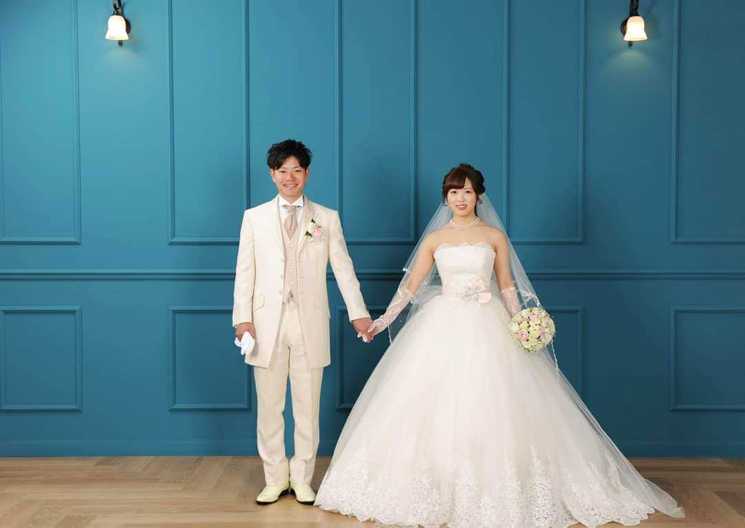 結婚式場　仙台 パレスへいあんさんのインスタグラム写真 - (結婚式場　仙台 パレスへいあんInstagram)「. new photo studio Naturally 今ブライダル市場で人気とされている #フォトウェディング パレスへいあんのスタジオ リニューアルキャンペーンとして、通常価格より半額にてご案内をしております! 生まれ変わったphoto studioで 素敵な1枚を残しませんか? 詳しくはHPをご覧ください✨ . 披露宴まで考えてはいなかったけど… というお客様。 当館では館内にスタジオもあれば、ご家族だけでもゆっくりお食事を楽しめる会場もあるため、写真撮影をしてその後ご会食をしたいというお客様も増えています😊 ご家族との大切な時間を共に過ごしましょう…✨ · #wedding#weddingphoto#photowedding#weddingceremony#weddingparty#weddingdress#photostudio#studiophoto #パレスへいあん#仙台#宮城#仙台式場#式場探し#ウェディングドレス#洋装#和装#ウェディングフォト#スタジオフォト#フォトスタジオ#写真撮影#記念写真#ご家族#での#会食#大切な#時間を#共に#プレ花嫁#卒花嫁」5月19日 11時39分 - palace.heian