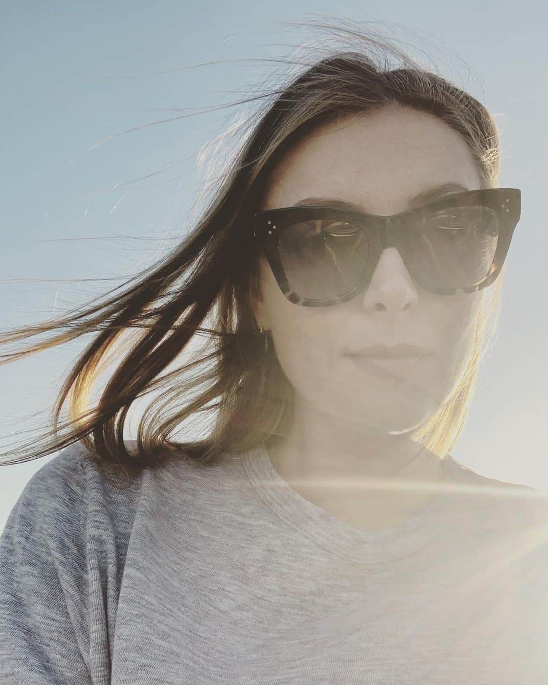 マリア・シャラポワのインスタグラム：「Hello, summer ☀️Stone crabs, white wine on the dock, pink hued sunsets... guess it’s always summer in Florida 🤷🏼‍♀️」