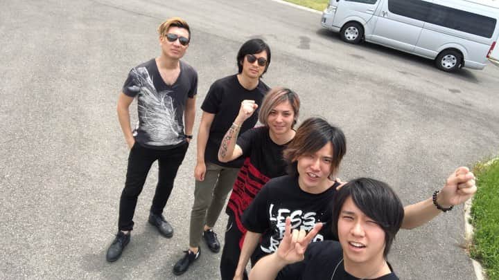 M-ON! MUSIC｜エムオンミュージックのインスタグラム：「﻿ ＼#メトロック2019／﻿ ﻿ 大阪DAY2、トップバッターは﻿ NEW BEAT SQUAREの一発目を務める﻿ #dps ！﻿ ﻿ 本番直前、ステージ裏より﻿ 謎の構図でお届けします（笑）。﻿ ﻿ #謎に縦一列 #まぶしい～ #dps #木村涼介 #森丘直樹 #安井剛志 #川村篤史 #エムオンミュージック #monmusic #自撮り棒 #セルフィー #メトロック #METROCK #メトロック2019 #METROCK2019 #リアルタイムレポート #メトロック2019MMレポ #メトロック大阪 #動画﻿ @dps_officialgram @ryosukekimura_dps @naokimorioka_dps @tsuyoshi_yasui @atsushikawamura_dps」