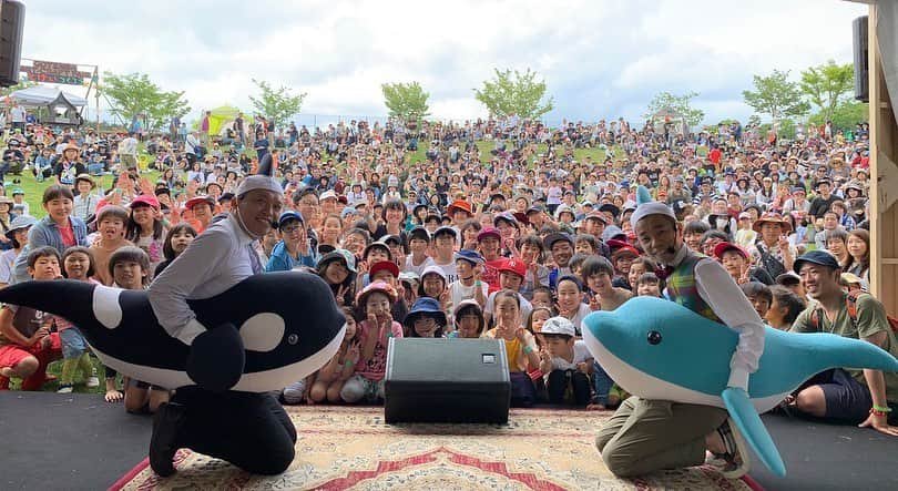 善し さんのインスタグラム写真 - (善し Instagram)「アコチル初日。  可愛いチルアウトステージで出演。  コーラ欲しい、とんでけわきの匂い、イルカ！オルカ！ポルカ！で超盛り上がりました。  たくさん集まってくれたちびっ子ありがとう😊  #アコチル #アコチルキャンプ2019 #cowcow #とんでけわきのにおい #コーラ欲しい #イルカオルカポルカ」5月19日 11時38分 - cowcow44