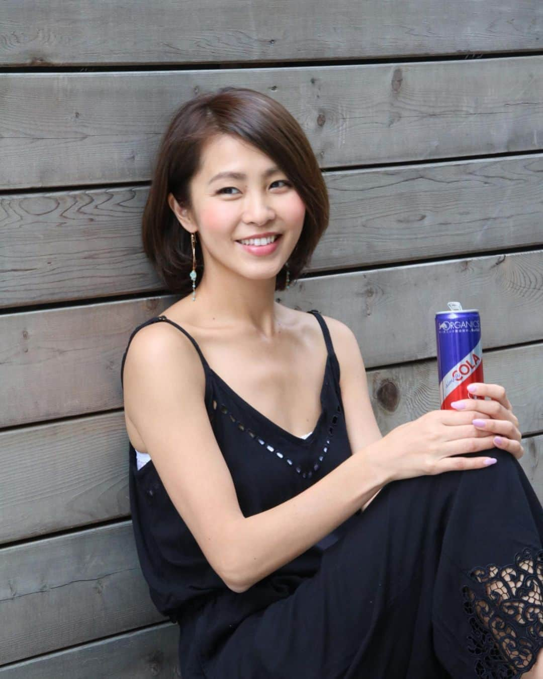 坂元美香さんのインスタグラム写真 - (坂元美香Instagram)「この時期に外で飲むキンキンに冷えたコーラは最高🤩子供の頃からコーラが大好きなのだけど、オーガニックコーラは罪悪感なくごくごく飲める😋ちょっと身体に気を使うお年頃。 . @redbulljapan #オーガニック #レッドブル #エナジードリンクじゃないレッドブル #redbull」5月19日 11時48分 - mika_saka