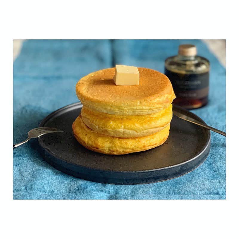 市橋有里のインスタグラム：「morningランの後はホエイパンケーキ🥞スキレットで焼くとほどよく形が決まってよく膨らむ♪まだまだ改良の余地はあるけど糖質オフとは思えない😋 ・ #ホエイ  #ホエー  #whey  #ホエイたんぱく #ホエイタンパク #乳清 #ホエイパウダー #ホエイプロテイン  #ホエイで元気 #筋力アップ  #ホエイダイエット #wheyprotein  #運動後のホエイ #糖質オフ」