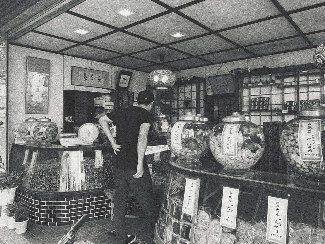 山川就史のインスタグラム：「🍘🤩 #jj #tbt #tflers #instagood  #japan #holiday #お酒のおつまみに #煎餅」