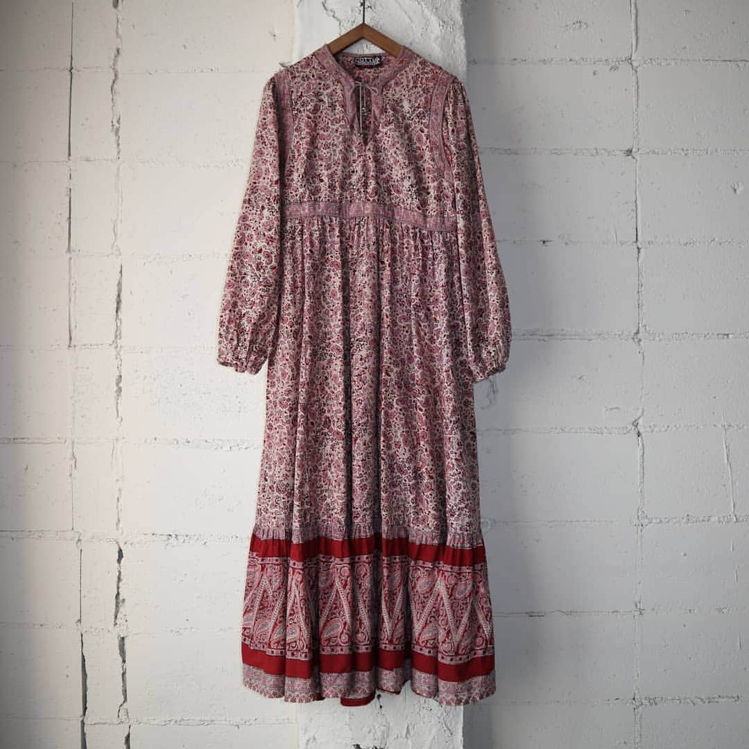 吉祥寺 古着屋 Orfeoのインスタグラム：「Vintage Indian Cotton Dress  #orfeo #kichijoji #tokyo #vintage #used #fashion #coordinate #outfits  掲載商品のお問い合わせはメールにて承っております。コメント、DMでのお問い合わせは受け付けておりませんのでご了承ください。」