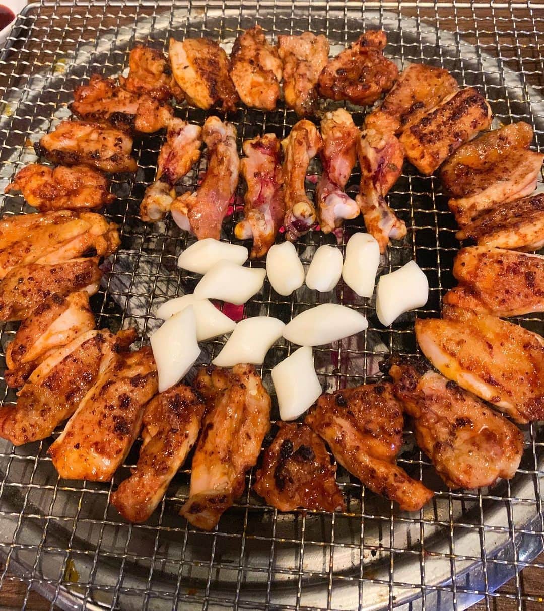 浜平恭子さんのインスタグラム写真 - (浜平恭子Instagram)「韓国の家の近所にいつもお客さんでいっぱいのお店があり、気になったので入ってみました(๑′ᴗ‵๑) 網で楽しむ炭火焼鳥…スタッフの方々は感じ良くテキパキ、鶏は柔らかく、味わい深く、タレも最高、真ん中のお餅もカリッフワッで良いアクセントに🤤 流行る要素しか無かったわ✨ そして飲み過ぎた🍻テヘッ💖  #日韓往復 #ラジオDJ #浜平恭子 #KissFMKOBE #한일커플 #한일부부 #한일왕복 #라디오DJ #하마히라쿄코 #韓国生活 #韓国在住 #韓国ファッション #韓国旅行 #韓国グルメ #日韓夫婦 #仁川  #仁川グルメ  #仁川生活 #인천맛집 #焼鳥」5月19日 11時46分 - hamahi1231