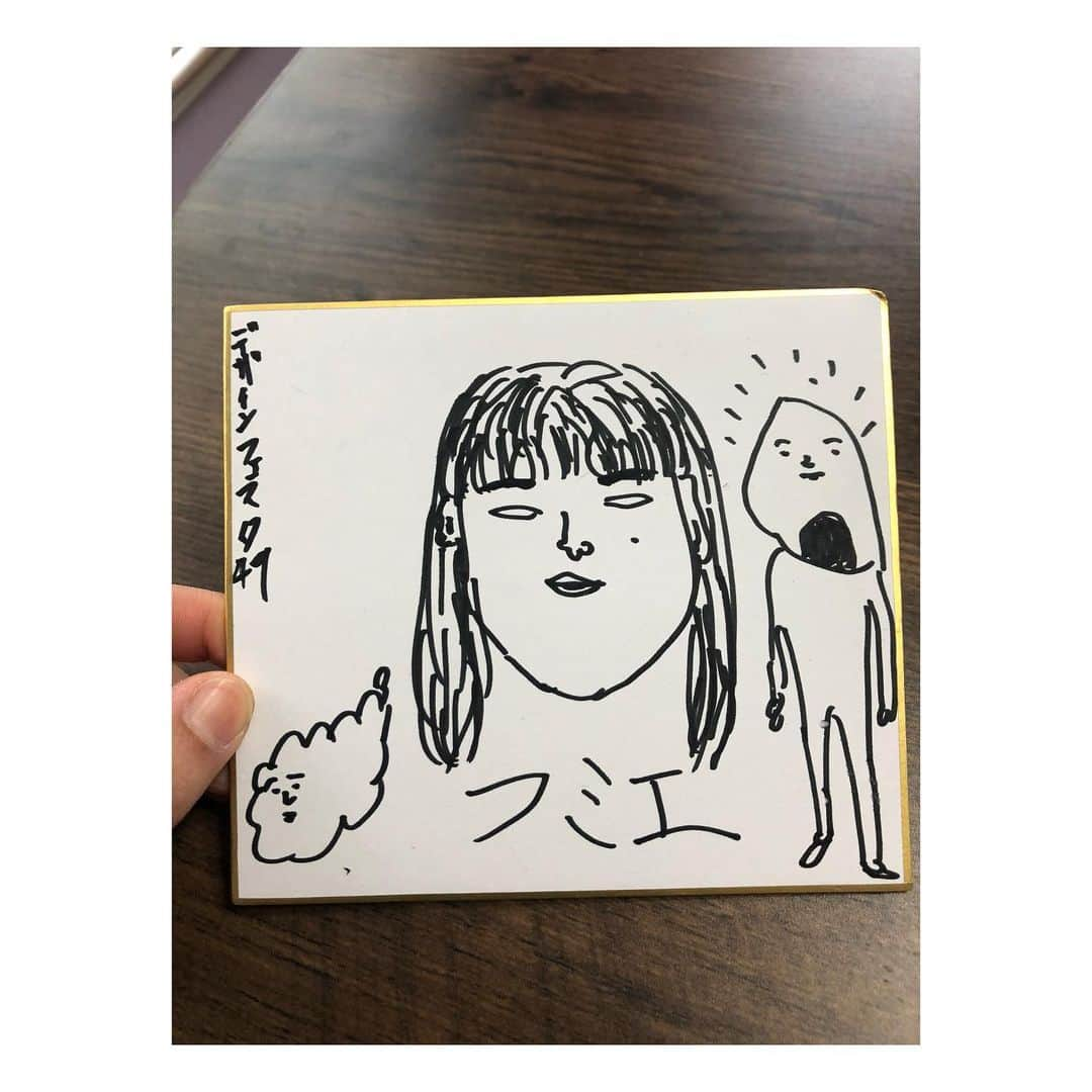 水沢史絵さんのインスタグラム写真 - (水沢史絵Instagram)「昨日のデザフェス、バンクシー来てたみたいです！  噂を聞き付けてバンクシーの絵のあるブースに行ったら、300円で似顔絵を描いてもらえました。  これ、尾田栄〇郎先生なんじゃ…！！！ やべー、デザフェスやべぇー。  #デザフェス49 #バンクシー #サインから溢れる鳥山明のサイン感」5月19日 11時52分 - mizusawafumie