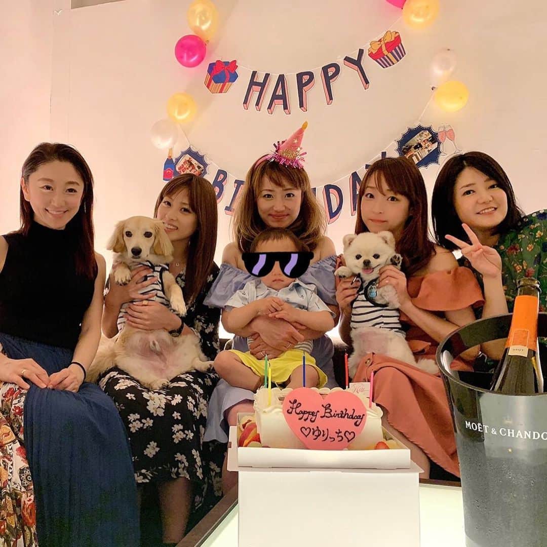 くぼたみかのインスタグラム：「Happy birthday my love @yuriyuricchi 🥰🍷 ゆりっちの誕生日今年もみんなでお祝いできて良かった🎈🎁おめでとう‼️🥺 #birthday #baby #dogs」