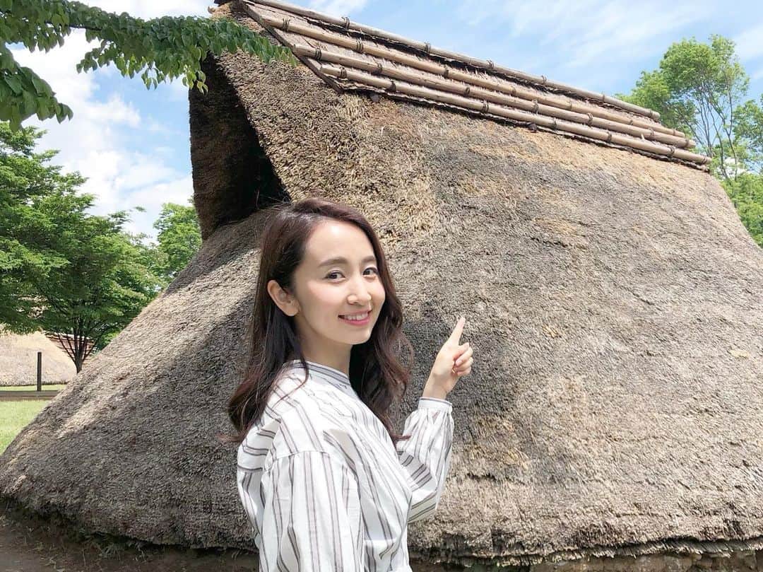 小野恵美のインスタグラム：「ラジオのロケで大塚・歳勝土遺跡の復元した竪穴式住居を体験！ 実際に中にも入れるんですよ〜🍖 想像よりも大きくて、しっかりした作りなんですね。 やっぱり百聞は一見にしかず！弥生人になった気分で訪れてみてはいかがでしょう😆🦴🏺 ・ お聞き逃しは、radikoのタイムフリーで！皆さんからのお便りもお待ちしています📩 #fmyokohama #横浜 #yokohama #ラジオ #radio #パーソナリティ #横浜市歴史博物館 #大塚歳勝土遺跡公園 #遺跡 #土器 #歴史 #考古学 #縄文 #弥生 #ドキドキ #竪穴式住居」