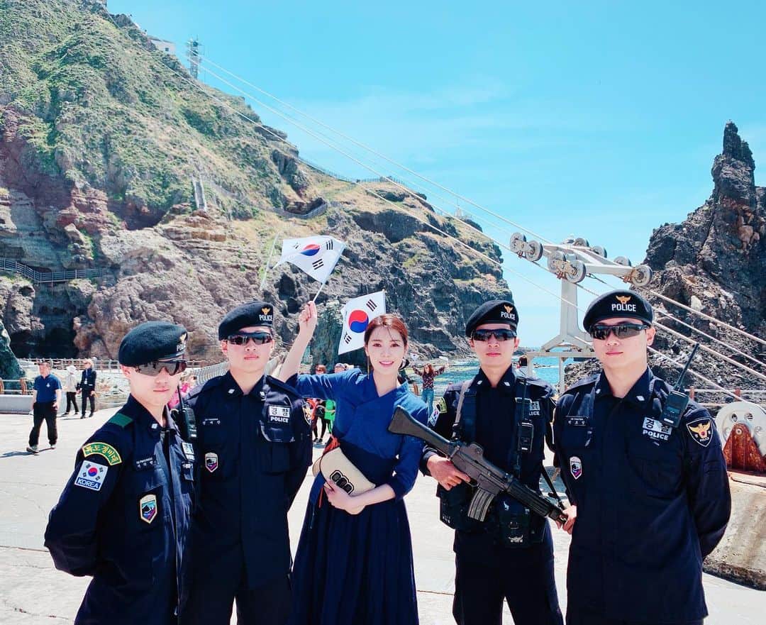 リジ のインスタグラム：「🇰🇷듬직한 독도경비대님들🇰🇷 3대가 덕을 쌓아야 입도가 가능한 독도를 두번이나 한번에 왔어요! 천운이라 생각해요. 그리고 다시 올수있게 기회를 만들어준 하루언니 고맙고, 경비대님들 그리고 좋은경험할수있게 해주신 엘도라도호 선장님과 선원님들 감사합니다🙏🏻」