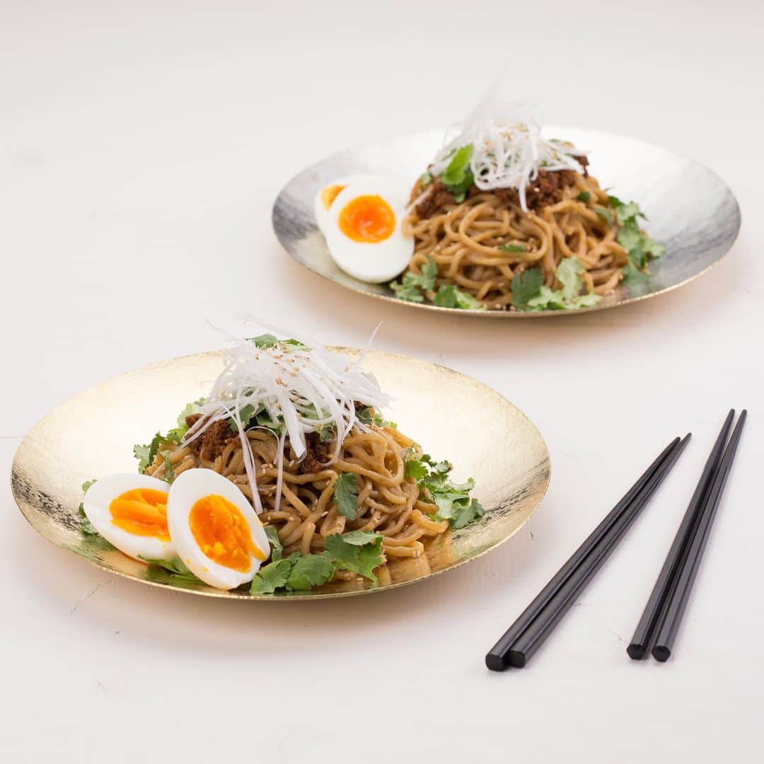 Komerco-コメルコ-さんのインスタグラム写真 - (Komerco-コメルコ-Instagram)「. 食卓に華やぎを与えてくれる真鍮のプレート✨ 和食や中華料理の盛りつけに活躍してくれます。 . こちらは、日本の伝統工芸である鍛金という技を用いて、様々なクラフトを展開する #wato の作品。一枚の板を手で叩いてつくるうつわには、美しい槌目（つちめ）模様が刻まれています👀 . うつわの内側には錫（すず）がコーティングされています。錫は変色しにくいため、金属のうつわは初めてという方にもおすすめですよ😳 . ------------------------------- . WATO / 海月皿（八寸） . ▷こちらの作品はKomercoアプリでクリエイターから直接ご購入いただけます。 アプリ内「さがす」で「海月皿」と検索してください🔎 ------------------------------- #komercoごはん #コメルコ #料理をもっと楽しく #うつわ #麺料理#おうちごはん #手作り料理 #instafood #foodpic #cookinglove #料理好きな人と繋がりたい #パスタ#肉料理 #担々麺 #晩ごはん #うつわ好きと繋がりたい #プレート #真鍮 #ボウル #テーブルフォト #豊かな食卓 #中華料理#おうちごはんlover #料理記録 # パスタ皿#いただきます #いつものいただきますを楽しく #クックパッド #cookpa」5月19日 12時00分 - komerco_official