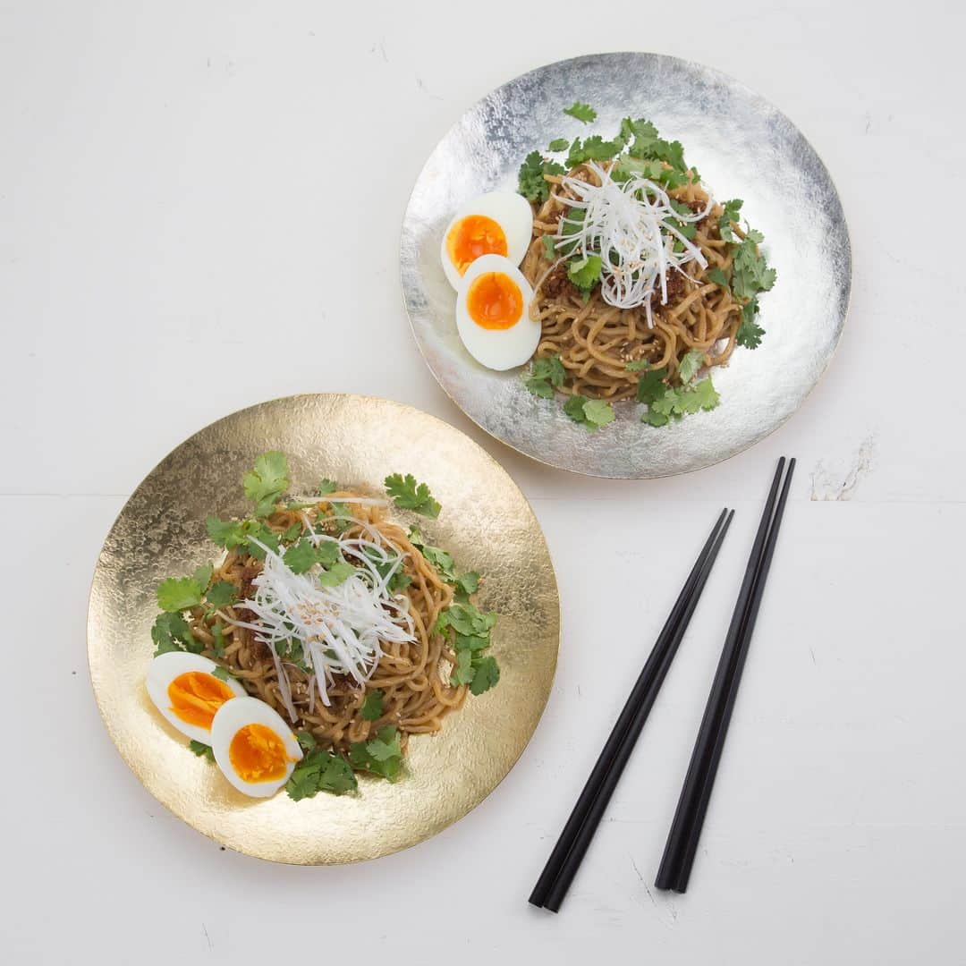 Komerco-コメルコ-さんのインスタグラム写真 - (Komerco-コメルコ-Instagram)「. 食卓に華やぎを与えてくれる真鍮のプレート✨ 和食や中華料理の盛りつけに活躍してくれます。 . こちらは、日本の伝統工芸である鍛金という技を用いて、様々なクラフトを展開する #wato の作品。一枚の板を手で叩いてつくるうつわには、美しい槌目（つちめ）模様が刻まれています👀 . うつわの内側には錫（すず）がコーティングされています。錫は変色しにくいため、金属のうつわは初めてという方にもおすすめですよ😳 . ------------------------------- . WATO / 海月皿（八寸） . ▷こちらの作品はKomercoアプリでクリエイターから直接ご購入いただけます。 アプリ内「さがす」で「海月皿」と検索してください🔎 ------------------------------- #komercoごはん #コメルコ #料理をもっと楽しく #うつわ #麺料理#おうちごはん #手作り料理 #instafood #foodpic #cookinglove #料理好きな人と繋がりたい #パスタ#肉料理 #担々麺 #晩ごはん #うつわ好きと繋がりたい #プレート #真鍮 #ボウル #テーブルフォト #豊かな食卓 #中華料理#おうちごはんlover #料理記録 # パスタ皿#いただきます #いつものいただきますを楽しく #クックパッド #cookpa」5月19日 12時00分 - komerco_official
