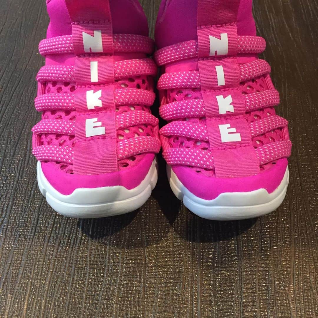 村田諒太さんのインスタグラム写真 - (村田諒太Instagram)「娘の靴がめっちゃ可愛いなと、ついつい撮ってしまいました #靴 #nike」5月19日 12時01分 - ryota_murata_official