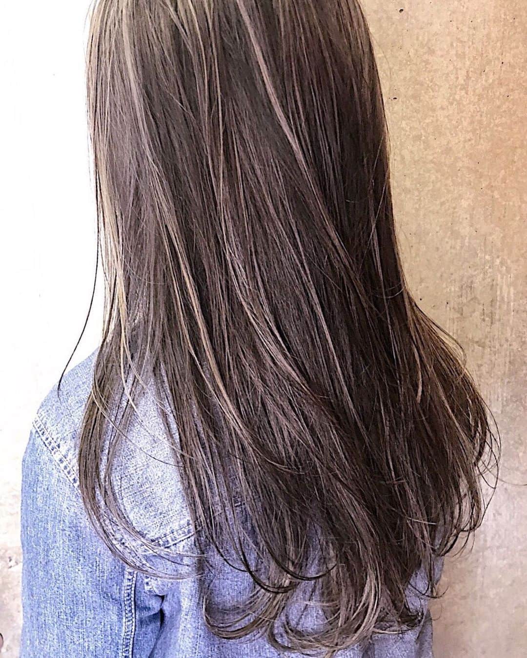 斉藤潤一のインスタグラム：「程よいメッシュでストレートでも動きのある髪にする。 . 〒150-0041 東京都渋谷区神南 ご予約はこちらへ ☞☞ TEL ☏﻿ ﻿03-3462-2093 web  roco@1cs.jp 渋谷 美容室 #rocospearz . 〒150-0041 東京都渋谷区神南1-14-9 第7FMGビルB1F . . ご予約はこちらへ ☞☞ TEL ☏﻿ ﻿03-3462-2093 web  roco@1cs.jp . ★平日  open  11:30-22:30 ★土日祝  open  11:00-21:30  #渋谷#東京#oggiotto#新宿#表参道#ヘアアレンジ #外国人風#ロングヘアアレンジ #hair#渋谷美容室 #バレイヤージュ #インナーカラー#オシャレ#メッシュ#ダブルカラー#外国人風カラー#メッシュカラー#ヘアアレンジ #ケアブリーチ  #ラベンダーアッシュ #newcolor #ヘアスタイル #tokyo #shibuya #hair #ロングヘア #モデル」