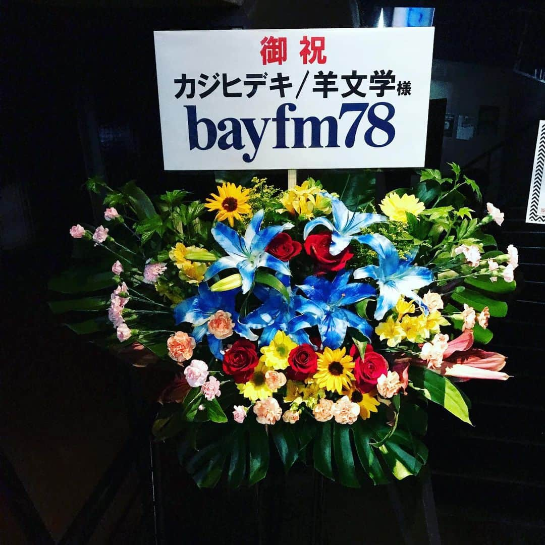 カジヒデキさんのインスタグラム写真 - (カジヒデキInstagram)「昨日のbayfmスペシャレディオの初イベント、終始最高に楽しかったです！久しぶりに観る事が出来た羊文学のライブのカッコ良さ、おとぎ話の充実期にある素晴らしさ、カジバンドにおける堀江くん+おとぎ話のスーパーバンド感とラブリーさ！そしてスペシャルゲストのかせきさいだぁ君のファニーボーイ感！僕的にはもう、すべてが最高でした✨願わくば、お客さんもそう思ってくれていたら嬉しいです。ご来場、ありがとうございました！素敵なスタッフの皆さんに大感謝。いつかVol.2が出来るよう、引き続き頑張ります。スペシャレディオ、是非聴いて下さいね！bayfm 毎週水曜 22:30-23:00 です。 #bayfm #spaceshowermusicradio #spaceshowermusic #カジヒデキ #羊文学 #塩塚モエカ #堀江博久 #かせきさいだぁ #おとぎ話」5月19日 12時14分 - hideki_kaji