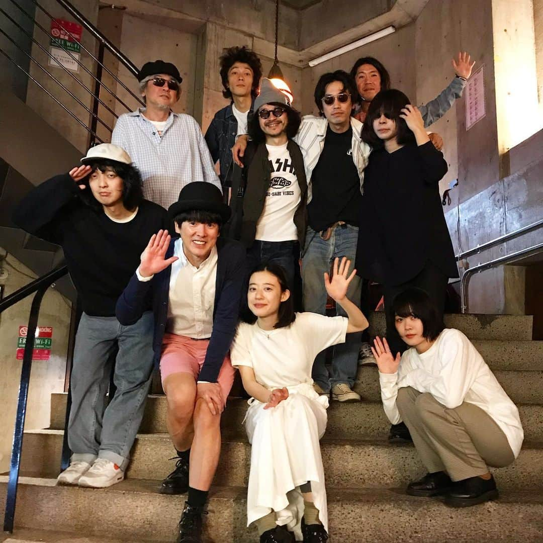 カジヒデキさんのインスタグラム写真 - (カジヒデキInstagram)「昨日のbayfmスペシャレディオの初イベント、終始最高に楽しかったです！久しぶりに観る事が出来た羊文学のライブのカッコ良さ、おとぎ話の充実期にある素晴らしさ、カジバンドにおける堀江くん+おとぎ話のスーパーバンド感とラブリーさ！そしてスペシャルゲストのかせきさいだぁ君のファニーボーイ感！僕的にはもう、すべてが最高でした✨願わくば、お客さんもそう思ってくれていたら嬉しいです。ご来場、ありがとうございました！素敵なスタッフの皆さんに大感謝。いつかVol.2が出来るよう、引き続き頑張ります。スペシャレディオ、是非聴いて下さいね！bayfm 毎週水曜 22:30-23:00 です。 #bayfm #spaceshowermusicradio #spaceshowermusic #カジヒデキ #羊文学 #塩塚モエカ #堀江博久 #かせきさいだぁ #おとぎ話」5月19日 12時14分 - hideki_kaji