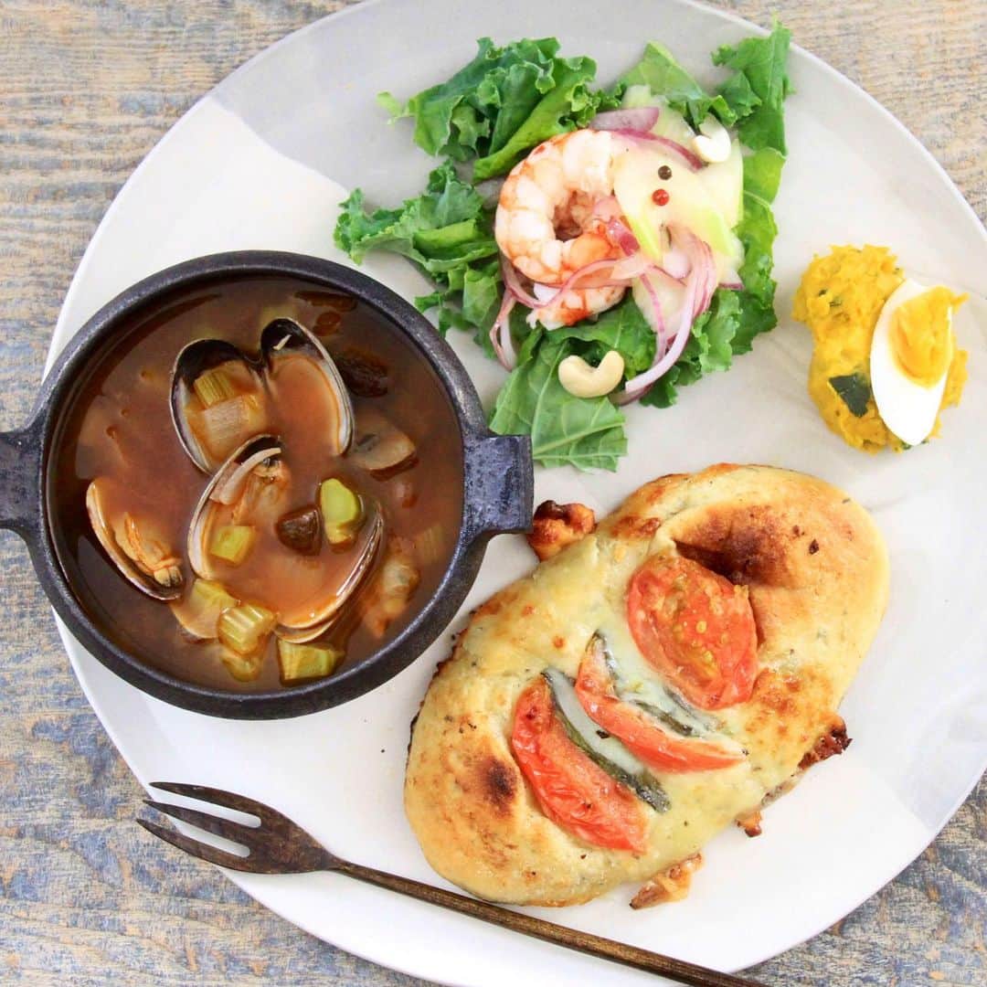 Sayaka.Mさんのインスタグラム写真 - (Sayaka.MInstagram)「. Today’s breakfast  healthy🌿 . . おはようございます☀ 今日は少しだけ糖質(パン)を #パンオトラディショネル のパン . •あさりと野菜のデトックススープ •エビのサラダ •ヨーグルトのかぼちゃサラダ . スープを作るのに使ったのは #ドンキホーテ の#プライベートブランド のもの、持ち手もめちゃくちゃ可愛い😍❤️ @donki_jp . レシピ詳細は#クックパッド にも リンクはプロフィール下に . =============== 私のおうちごはんの記録は A record of my cooking. 我做的菜的记录 제가 만든 요리의 기록 ↓↓↓ #sayakaおうちごはん =============== . #ミネストローネ #ドンキホーテで購入 #ドンキホーテアンバサダー #モノニクス #糖質制限ダイエット #食べて痩せるダイエット #ダイエット #ダイエットメニュー #デトックススープ #清岡幸道 #菅原博之 #あさごはんプレート #ワンプレート #ワンプレートごはん #札幌ママ #産後ダイエット #簡単レシピ #サラダ生活 #飯田万綾 #札幌パーソナルジム #パーソナルトレーニング #パーソナルジム #ダイエット女子 #ダイエット食 #fincアンバサダー」5月19日 12時09分 - insta.sayaka