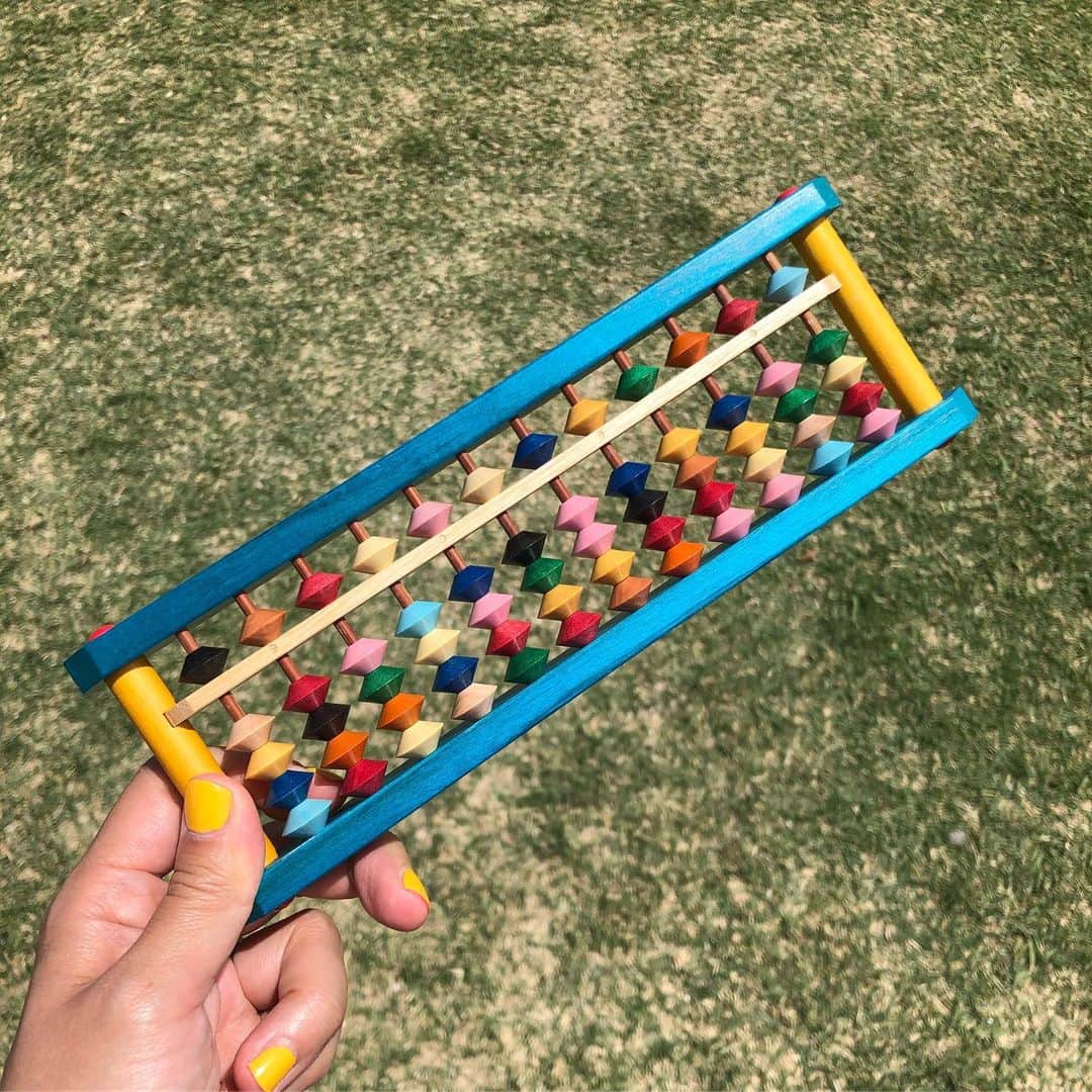 服部円のインスタグラム：「そろばん作った🔶🔷🔶🔷🧮 御苑は混んでても広すぎて余裕があるところがすき🥦 #森のおもちゃ美術館」