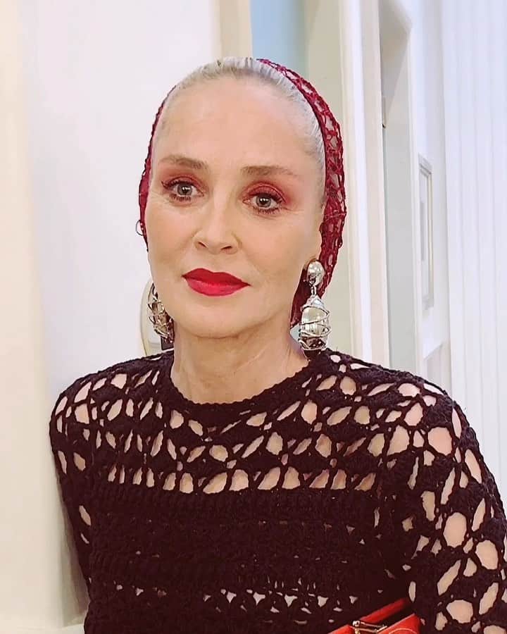 JO BAKERのインスタグラム：「S H A R O N • S T O N E 🇺🇸 Shades of danger 🔥 💋 Burnt Rust + Crimson bloody feels with a #Glamorous serial killer mood ... #sharonstone heading out to a @moca  art gala tonight in LA!  Styling by Sharon & me Hair by Sharon  Makeup by me #jobakermakeupartist using @anastasiabeverlyhills and @imageskincare 💋」