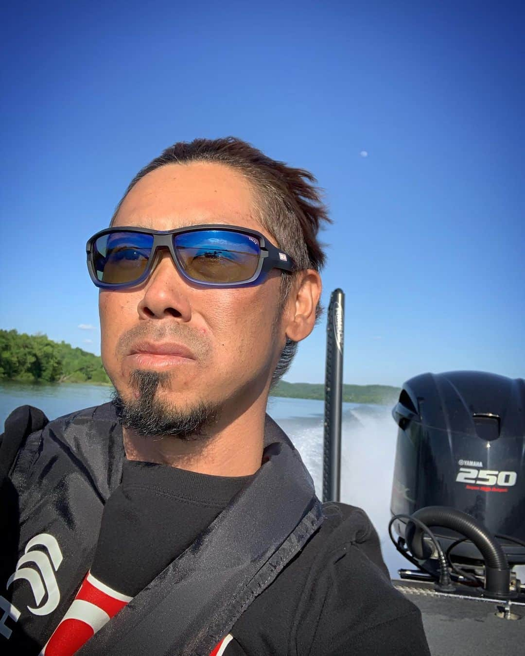 伊豫部健さんのインスタグラム写真 - (伊豫部健Instagram)「@bass_nation Eastern Open#2 at Lake Chickamauga in TN. Let's go Practice Day4‼️ I'm looking for good spot all day. I'm driving driving💨out of gas...Lol I got few bite. But I saw some good one today.  B.A.S.S.イースタンオープン第2戦はテネシー州のレイクチカマウガでプラクティス4日目を迎えました。 朝からいい場所探しで、走ってばっかでガソリンはカラカラ⛽️ 小さいバイトをいくつか釣り、デカいのはいくつか見つけれました👍 まだまだ明日から頑張ります‼️ @autogarage_omy @se9rets @ringstar_1889 @sunline_japan @talex_fishing @shimanofishing_jp @hayabusa.fishing @ken_iyobe @obick_55 @hayabusafishinghooks @gary_international_kk @10tenfeetunder_kiob #kiob #iyoken #イヨケン」5月19日 12時18分 - ken_iyobe