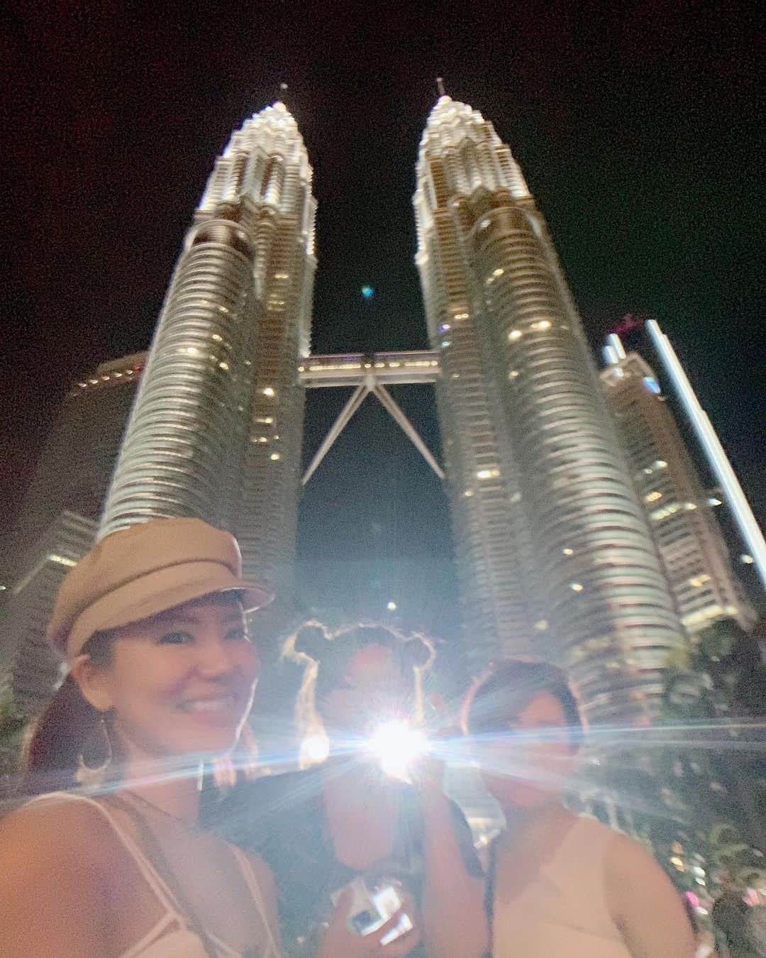 長嶺菜菜子のインスタグラム：「✈︎マレーシア観光  マレーシアのクアラルンプールの﻿ 【ペトロナスツインタワー】﻿ ﻿ ﻿ マレーシアの観光本の表紙になるやつ﻿ ツインタワーとして世界一の高さらしい( '∀︎' )﻿ ﻿ ﻿ ここでみんなね﻿ 自撮りするわけですよ﻿ ﻿ ﻿ するとね、魚眼レンズ片手に﻿ 携帯で撮った綺麗な写真を見せながら﻿ 魚眼レンズ、これ試してみて、フリーだから、と魚眼レンズを渡されるわけですよ﻿ ﻿ ﻿ そしてね使った後に﻿ これどう？と値段提示されて買わされるわけですよ﻿ 買わなかったけどね﻿ ﻿ ﻿ こうやってお小遣い稼いでるんだなーと﻿ まぁまぁ大きい魚眼レンズだったから確かに綺麗に撮れてた😂﻿ ﻿ ﻿ 色々学びますわ( '∀︎' )  #旅行 #旅 #旅女子 #旅行好き ﻿ #マレーシア #マレーシア観光 #ペトロナスツインタワー #ツインタワー﻿ #セルフィーたくさん #魚眼レンズ勧められる﻿ #マレーシア一番の観光地 #旅なな」