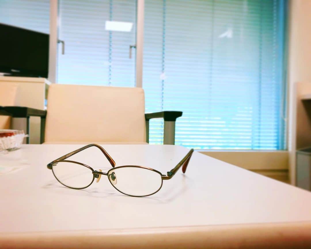 のインスタグラム：「今日は朝からとある撮影でした。  withメガネでした👓 ちょっとかけると気分が変わって良いですね☺︎ . . #とっても優しい現場 #密かに会いたかった方とご一緒でした #またお知らせします🍀 #そして夜は #22時半から #あなたの番です#第6話  #今日のラスト怖いです…」