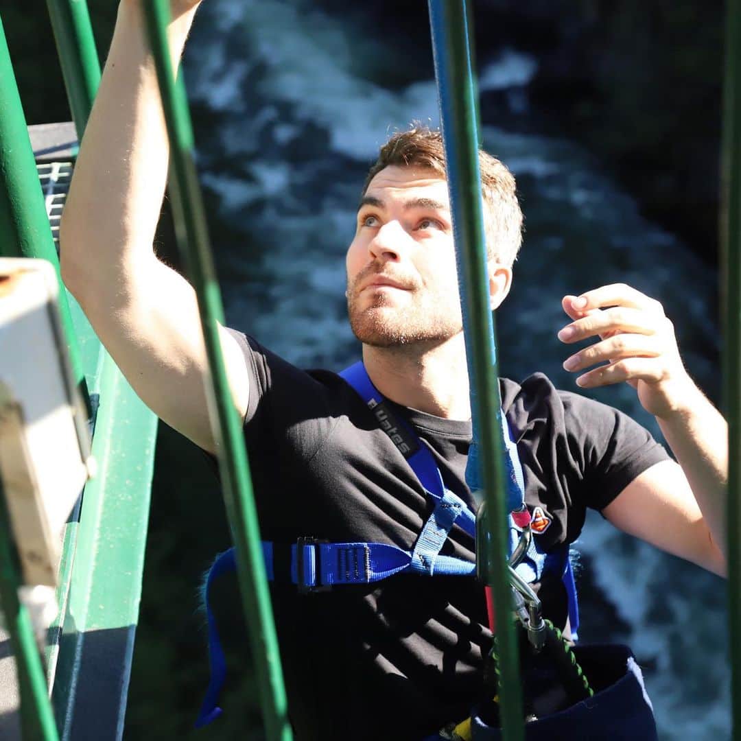エリック・ラドフォードさんのインスタグラム写真 - (エリック・ラドフォードInstagram)「My first time bungee jumping!Terrifyingly fun!! 😁😎 #nervoussmile #bungeejumping #firsttime #crazyfun #whistler #goodtimes」5月19日 12時40分 - ericradford85