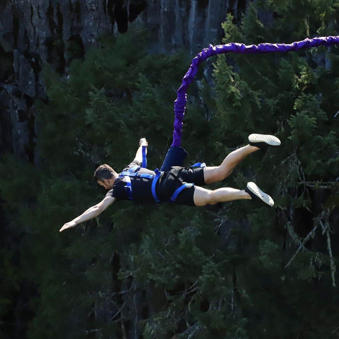 エリック・ラドフォードさんのインスタグラム写真 - (エリック・ラドフォードInstagram)「My first time bungee jumping!Terrifyingly fun!! 😁😎 #nervoussmile #bungeejumping #firsttime #crazyfun #whistler #goodtimes」5月19日 12時40分 - ericradford85