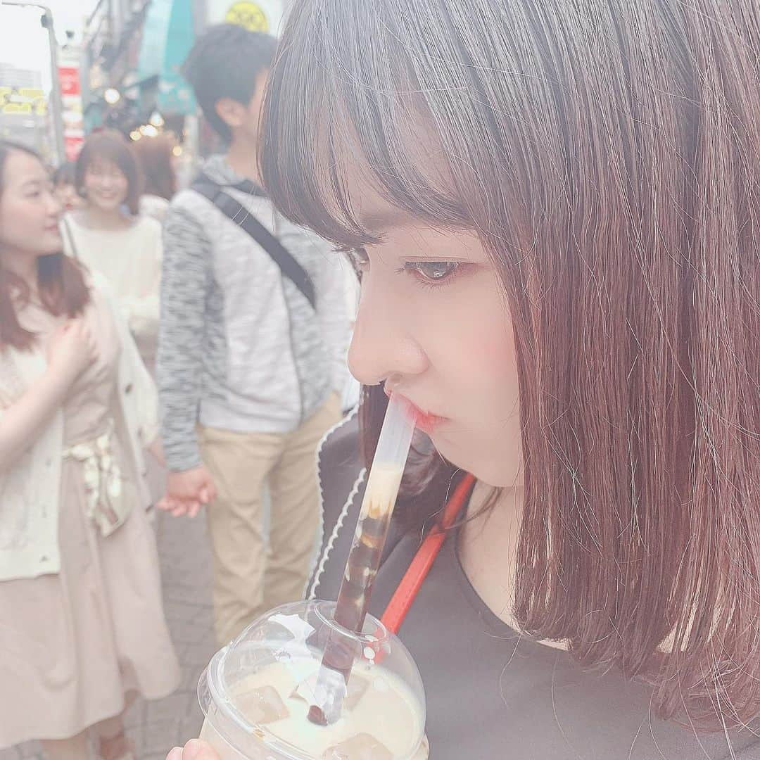 北村真姫さんのインスタグラム写真 - (北村真姫Instagram)「｢初🍃茶咖匠｣﻿ ﻿ ﻿ ﻿ 初めて茶咖匠を飲んだよ😊﻿ 最近タピオカを控えてたから﻿ 飲んだ時の美味しさ🙆🏻🙆🏻🙆🏻﻿ ﻿ タピオカのもちもち具合も最高！﻿ タピオカミルクに黒糖をトッピング❤﻿ ﻿ いちごも気になった🍓﻿ それにしてもLサイズの大きさが﻿ 凄いBIG！！！！！！😳😳😳﻿ ﻿ 竹下通り店で飲んだけど、﻿ 買う時から列がすごい、激混み😫﻿ ﻿ ﻿ ﻿ #タピオカ #黒糖タピオカ #タピ活 #原宿 #明治神宮前 #竹下通り #茶咖匠 #タピオカ女子 #リピート #横顔 #BIG #Lサイズ #Mサイズ #タピオカ巡り #タピオカ好き #お昼 #まきてぃ #北村真姫」5月19日 12時48分 - kitamura__maki