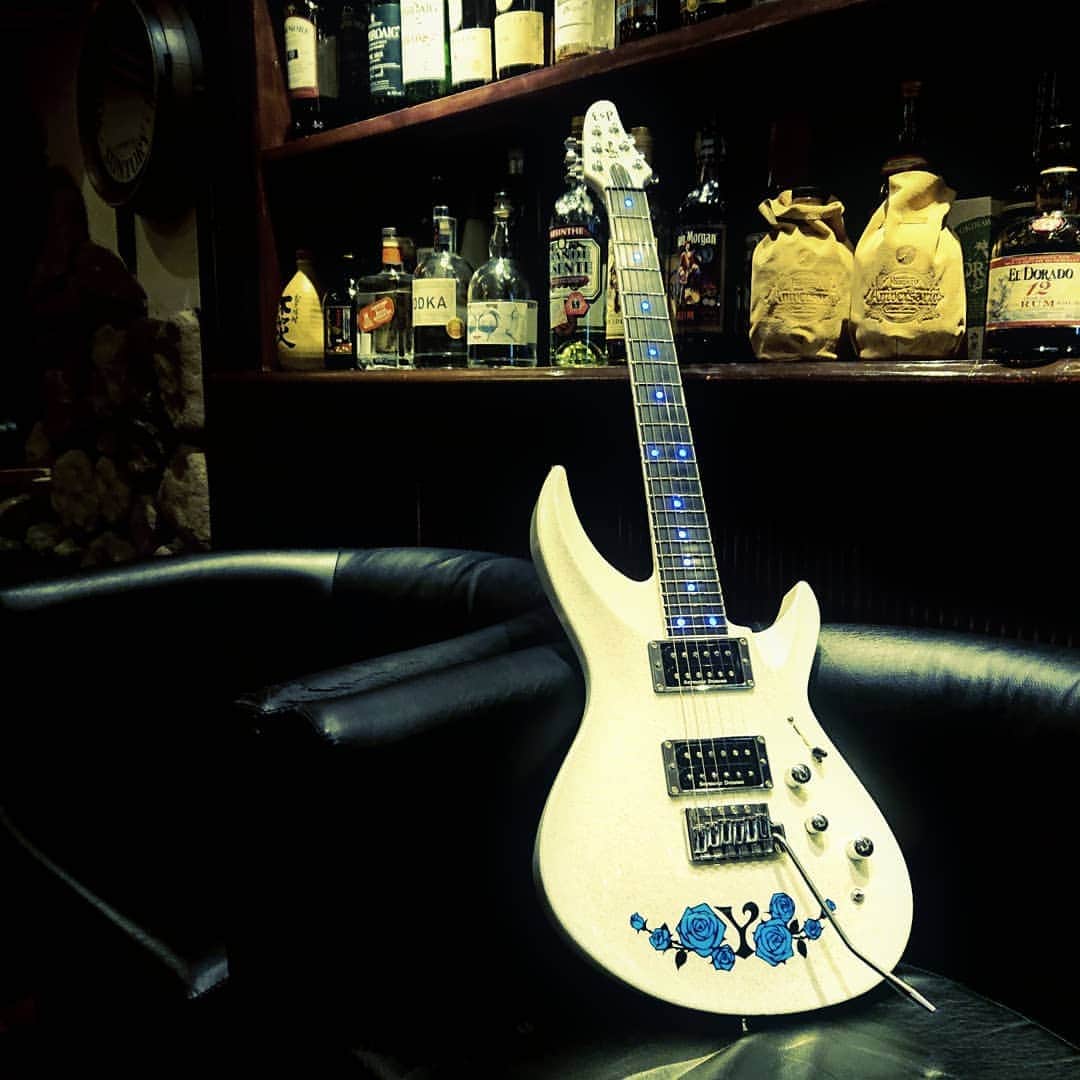 Yukiさんのインスタグラム写真 - (YukiInstagram)「my #guitar #esp #horizon3  今日のライブも頑張りますー🤘🏻 南森町Moeradoで17:30スタートです。  この写真は前の撮影時、神戸のBar Hacchoにて。  Here's a photo of my ESP guitar at Bar Haccho in Kobe. Today, D_Drive is playing at Minamimorimachi Moerado in Osaka!  #bar #kobe #haccho #rock #music #cool #blueroses」5月19日 12時42分 - d_drive_gt_yuki
