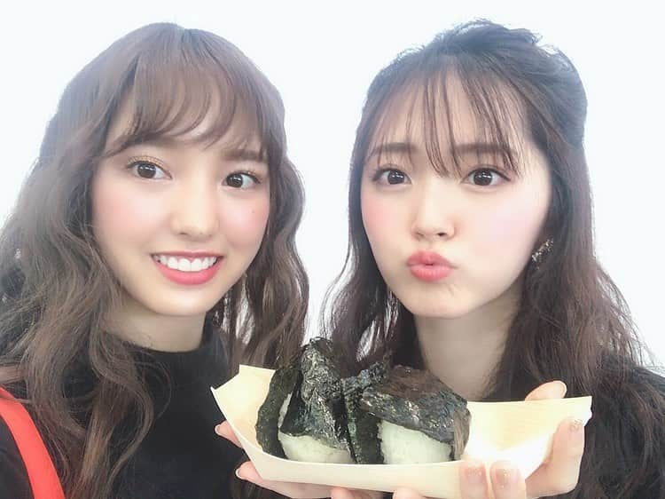 飯窪春菜のインスタグラム：「GirlsAwardにて🦋 ・ ・ ・ 1枚目 鈴木愛理さん💓 すれ違うたびに話しかけてくださって嬉しかったです(*´꒳`*)❤️ 可愛さと色気を兼ね揃えていて憧れます…！ ご飯行きたいですー☺️ ・ ・ 2枚目 市川美織さん🍋 お久しぶりに会えましたあ🌸 相変わらずの顔の小ささと華奢さ、女の子の可愛いが詰め込まれてる…！ ・ ・ 3枚目 堀未央奈ちゃん🌷 ステージ終わってメイク落として帰る直前にようやく会えたっ💨 未央奈ちゃん相変わらず細いし色白だし可愛い！ 平成最後の日も一緒に映画見に行ってましたあ☺️ またすぐ会うー(*´◒`*) GirlsAwardでは他にも大好きな人たちに会えて嬉しかったです🐝💓 ・ ・ #girlsaward  #ガルアワ  #鈴木愛理 さん #市川美織 さん #堀未央奈  ちゃん #はるなの毎日  #飯窪ってる」