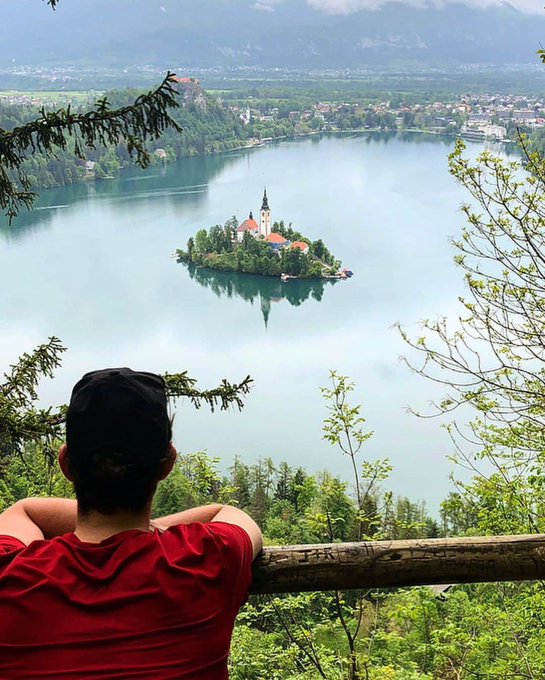 ジェイソン・ブラウンさんのインスタグラム写真 - (ジェイソン・ブラウンInstagram)「‪Went to bed 🛌😴, woke up in Bled! ☀️🌿 ブレッド、スロベニア! #LakeBled ❤️‬」5月19日 12時51分 - jasonbskates