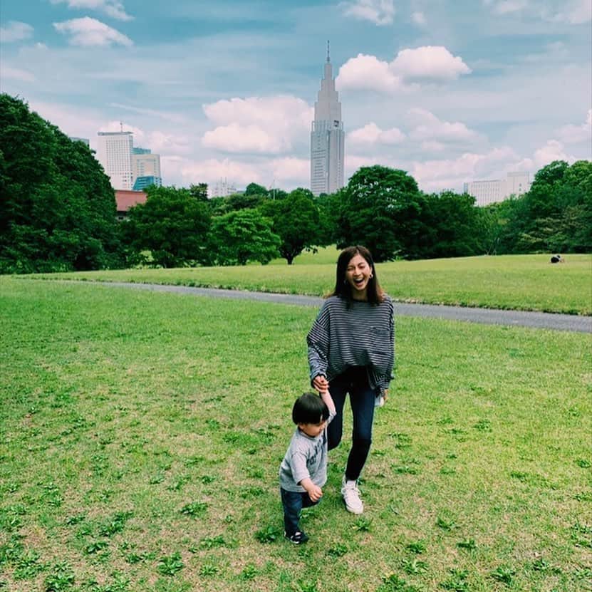安田美沙子さんのインスタグラム写真 - (安田美沙子Instagram)「広い芝生の上を、走り回ってもらいました。 たまに裸足になって✨ ありさん、てんとう虫、鳥さん、いっぱい覚えて来たね😊🌈 最近体力が追いつかない。。 こんなに体が小さいのに、どこにそんな体力があるんだってくらい。 母ちゃん、最近腕の筋肉がハンパないです。笑  #instagood #park #boy #24monthsold」5月19日 12時53分 - yasuda_misako