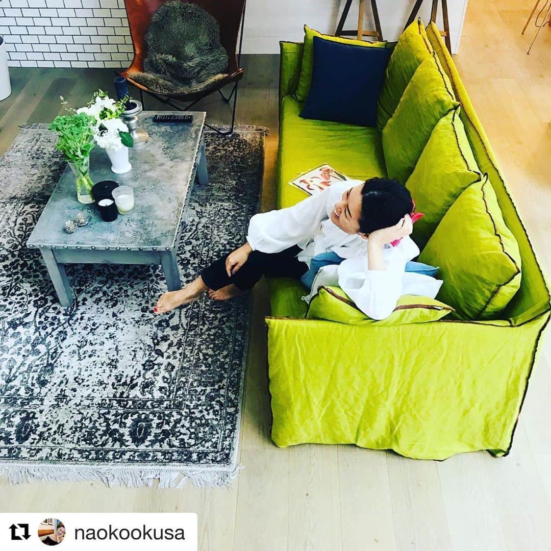 GERVASONI JAPAN / ジェルバゾーニ ジャパンさんのインスタグラム写真 - (GERVASONI JAPAN / ジェルバゾーニ ジャパンInstagram)「GHOST SOFA✨✨✨ ・ Special thanks to @naokookusa ・・・ 朝、出かける前にひと笑い。日曜日の自分軸の話に、たくさんコメントありがとうございました。なかなかタフなことだけれど、不可能ではない！ しかも一度軸を取り戻したら、もう安心よ、一生。 @amarc_official でも書いていますので！今日は東京はどんより。お気に入りの傘を持ってきたよ！ @amarc_official  #redcard #drawer #hermes  #自分軸の取り戻し方 #おしゃれも生き方もね #子育ても #具体的なレッスンやります #Gervasoni #GervasoniJapan #GervasoniTokyo #paolanavone #interior #interiordesign #madeinitaly #flagshipstore #omotesando #minamiaoyama #pink #ghost #mohebbanmilano #elenacaponistudio  #ジェルバゾーニ #ジェルバゾーニジャパン #ジェルバゾーニトーキョー #お洒落さんと繋がりたい #インテリア好きな人と繋がりたい」5月19日 12時53分 - gervasoni_japan