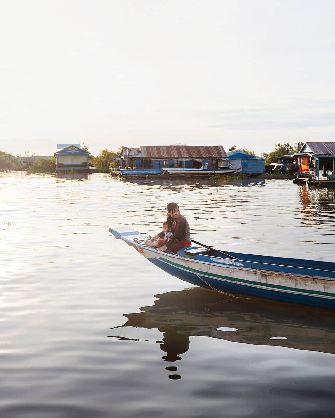 National Geographic Travelさんのインスタグラム写真 - (National Geographic TravelInstagram)「Photo by @andrea_frazzetta | Mother and children on a boat crossing the village of Chhnok Trou. The Tonle Sap lake supports a massive freshwater ecosystem, which in turn supports the people who live around it in floating villages. Despite being built on the water, the floating villages operate similarly to villages on land. There are grocery stores, schools, barbers, temples. To see more photos from my travels, follow me @andrea_frazzetta #cambodia #floatingvillage #asia」5月19日 13時09分 - natgeotravel