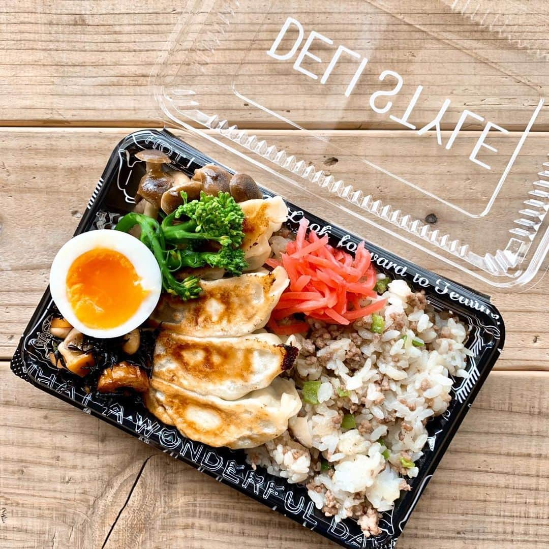 aya*** さんのインスタグラム写真 - (aya*** Instagram)「* 2019.5.19 Sunday * * 今日のお昼ごはんは炒飯＋餃子弁当！ 洗い物を出したくなくて #使い捨て容器 で😂 * 餃子はアンバサダーをさせていただいてる、餃子工房RON @mimatsu_gyouzakoubou_ron さんの「野菜生餃子」 女性に食べて欲しい餃子No.1の、野菜がたっぷり詰まった ヘルシー餃子！ カリっと焼き上がった皮がモッチモチで美味しーー！ 昼間からプシュっと開けたいとこけど まだまだ やること満載なんで 我慢しよ😂 * * #前橋餃子#ロン餃子#餃子工房ロン#餃子#野菜生餃子 #フーディーテーブル#使い捨て弁当箱#フードパック#マカロニメイト#おうちごはんlover#お弁当 #お昼ごはん #ランチ#常備菜#作り置き#おべんとう#弁当#日々#日々の暮らし#お弁当#暮らし#おうちごはん #igersjp#locari#bento#lunchbox#japanesefood#aya_ayaOben」5月19日 13時09分 - aya_aya1128