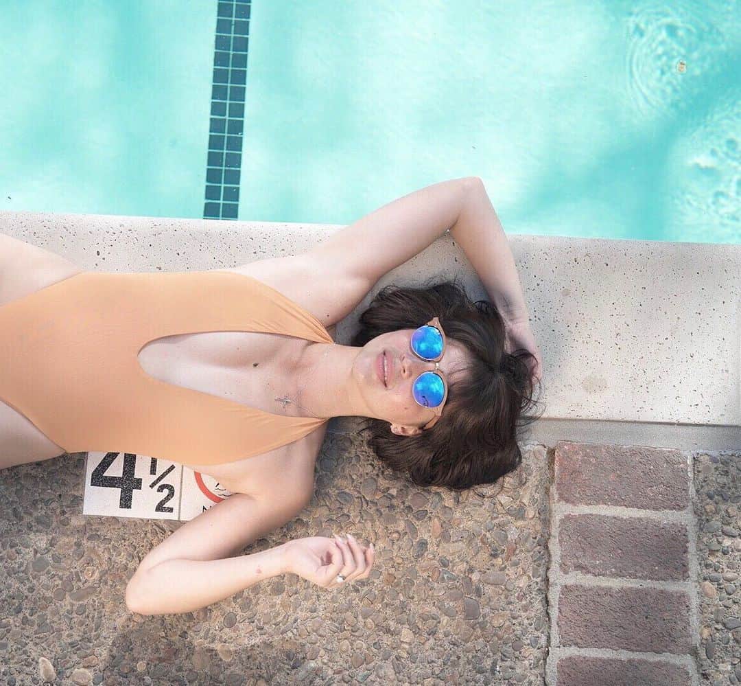 アン・カーティスのインスタグラム：「Dreaming of these kind of weekends. Can’t wait Sestra @jascurtissmith ☀️」
