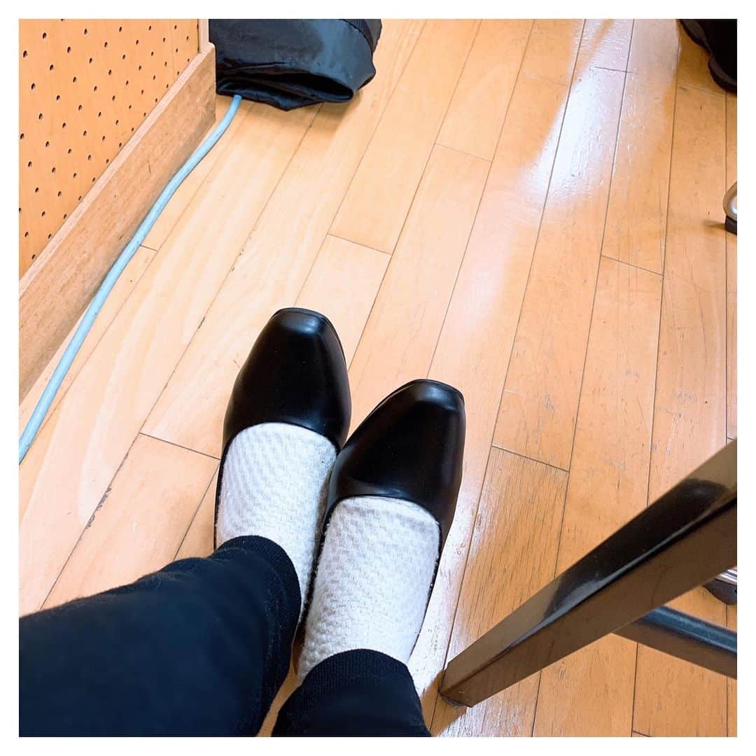 中島早貴さんのインスタグラム写真 - (中島早貴Instagram)「1つ前の作品では20歳の子が喪服の時に履いていた靴👱🏻‍♀️ 今は33歳のOLが出勤時に履いている靴👩🏻‍💼 なかなかの振り幅でっせ！笑 だから楽しい。 だけど難しい。。 だから、悩みまくるのだ！ さて、本日もお稽古行ってきます🙋‍♀️ - #ちょっと今から仕事辞めてくる #6月13日スタート」5月19日 13時26分 - saki__nakajima__uf
