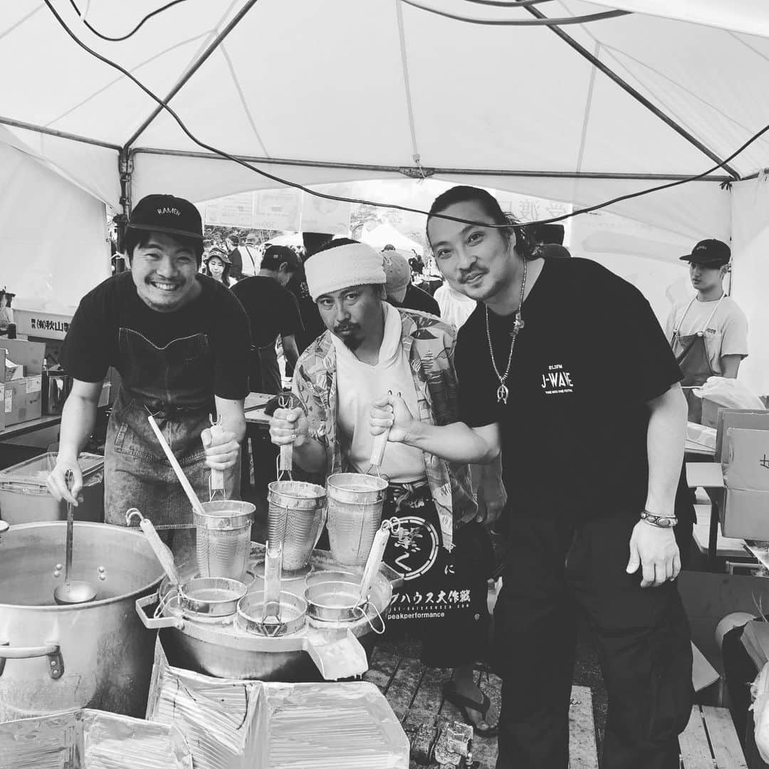 若旦那さんのインスタグラム写真 - (若旦那Instagram)「アコチル！！ ロンジ君のスーパーうまいラーメン屋にて みんな、行ってみてほしい」5月19日 13時27分 - waka__danna