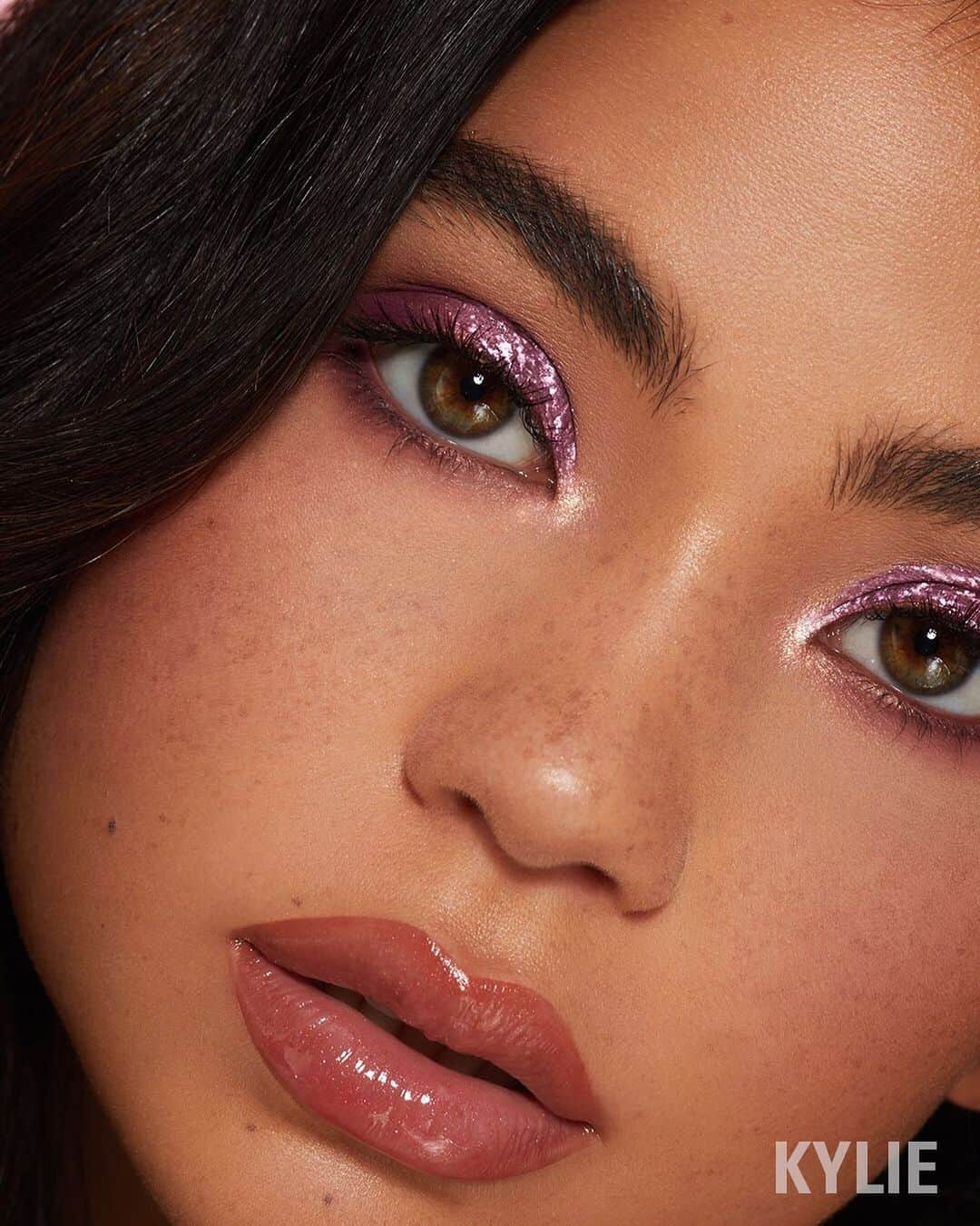 Kylie Cosmeticsさんのインスタグラム写真 - (Kylie CosmeticsInstagram)「FINE WINE glitter eyes liquid shadow 😍✨ back in stock now ⚡️ KylieCosmetics.com」5月19日 13時28分 - kyliecosmetics