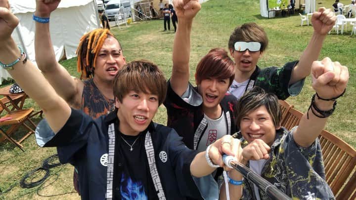M-ON! MUSIC｜エムオンミュージックのインスタグラム：「﻿ ＼#メトロック2019／﻿ ﻿ 続いては﻿ 本当に会場から飛び出して行ってしまった﻿ #オメでたい頭でなにより ！﻿ ﻿ #飛び出せメトロック #本当に遠くまで走って行ってしまいました #オメでたい頭でなにより #赤飯 #ぽにきんぐだむ #324 #mao #ミト充 #エムオンミュージック #monmusic #自撮り棒 #セルフィー #メトロック #METROCK #メトロック2019 #METROCK2019 #リアルタイムレポート #メトロック2019MMレポ #メトロック大阪 #動画﻿ @omedeta_japan @skeihan_ome @ponikingram @sandai324 @mao_omedeta @mittsurukun」