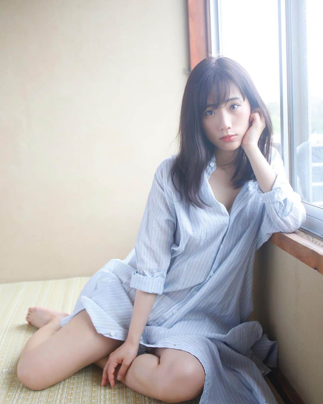 秋山ゆずきのインスタグラム：「. . 【お知らせ】 . . 週刊プレイボーイさんに、初登場させて頂きます❣️ 明日2019/5/20(月) 全国書店コンビニで発売です。 ぜひGetしてください︎☺︎ . . 伊豆大島で #桑島智輝 さんに 撮影して頂きました🌟 . . #週刊プレイボーイ #週プレ #グラビア #伊豆大島」