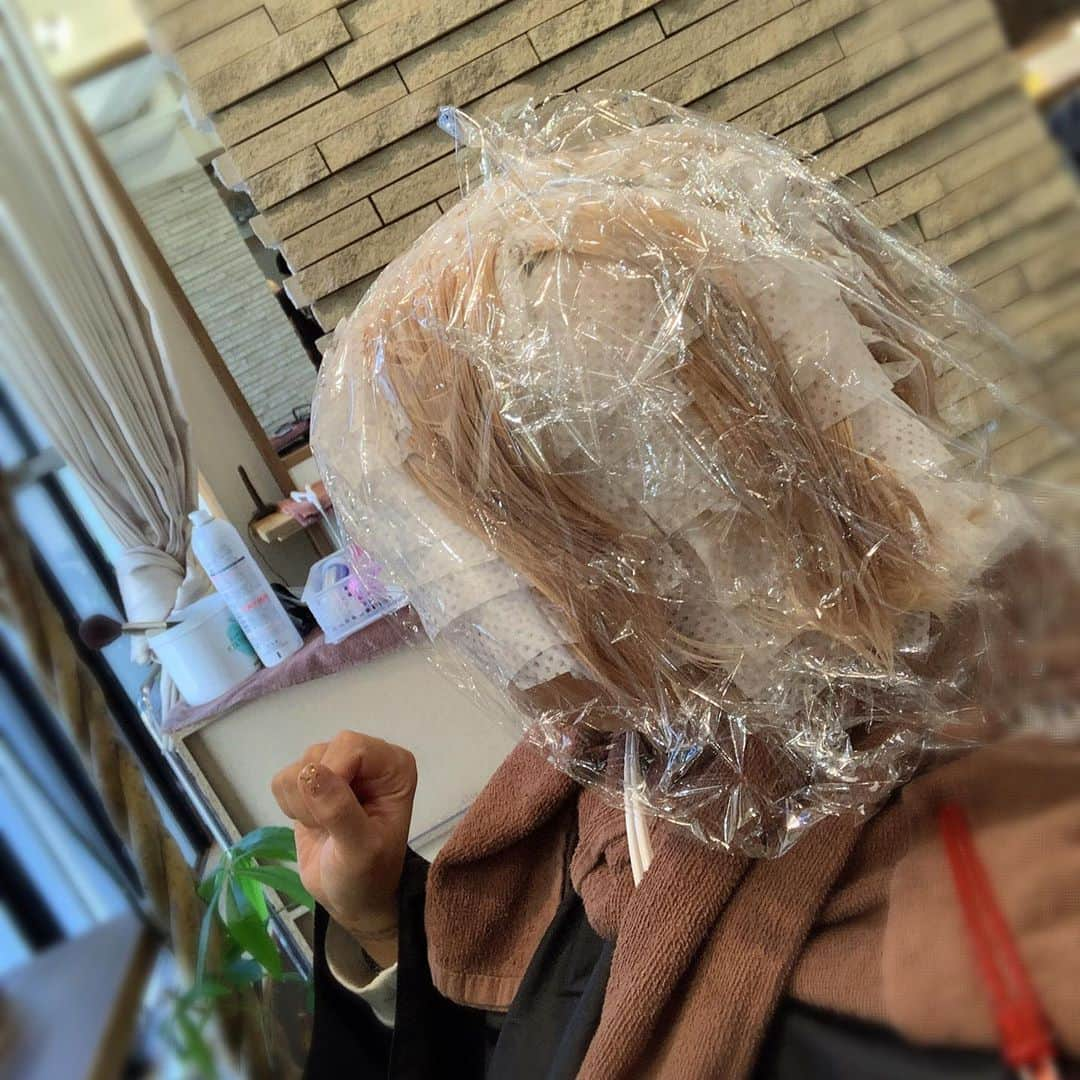 梅宮アンナさんのインスタグラム写真 - (梅宮アンナInstagram)「55日に一度根元をブリーチです✨✨✨ @hairsalon_lapis_official にてやってもらいます。 担当は、 @gen.0212 さんです🌟🌟 根元をブリーチして、  それから、  カラーを乗せます。  ピンクグレーです💕💕 だいたい4時間弱時間はかかります。。 3日もしたらカラーは、落ちます。  カラーシャンプーや、  カラーマスクをやって  色を入れながら毎日洗います🚿  私の素のカラーは、黒です😱  黒が大嫌いで😅  白髪もある私。  カラーリングは、毎回大変ですが、  この先ずっとやりかな〜〜😅 美容院でも、セットは、自分でやりまーす✨✨✨😊 #渋谷ラピス #カラーリング」5月19日 13時46分 - annaumemiya