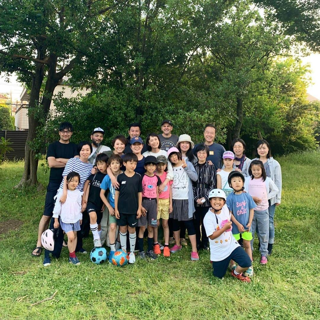 AYUMIさんのインスタグラム写真 - (AYUMIInstagram)「近所の公園でピクニック🌿 今年はみんなの10歳のお誕生日をお祝いするんだね☺️ 保育園を卒園してから続いている恒例の 季節ごとに集まってのお誕生日ピクニック。 このいつもの場所で季節を感じながら 子どもたちは存分に遊んで パパママたちも集って ありがたい時間🌈 . . #近所の公園で #季節ごとの #ピクニック #保育園の仲間たち #幼馴染 #ママ友パパ友」5月19日 19時16分 - ayumiayunco