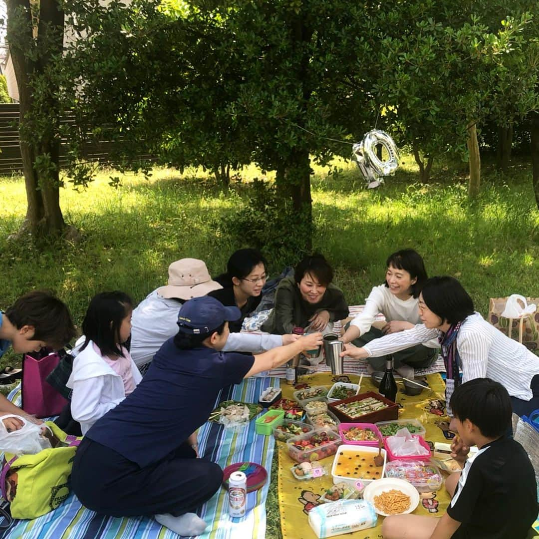 AYUMIさんのインスタグラム写真 - (AYUMIInstagram)「近所の公園でピクニック🌿 今年はみんなの10歳のお誕生日をお祝いするんだね☺️ 保育園を卒園してから続いている恒例の 季節ごとに集まってのお誕生日ピクニック。 このいつもの場所で季節を感じながら 子どもたちは存分に遊んで パパママたちも集って ありがたい時間🌈 . . #近所の公園で #季節ごとの #ピクニック #保育園の仲間たち #幼馴染 #ママ友パパ友」5月19日 19時16分 - ayumiayunco