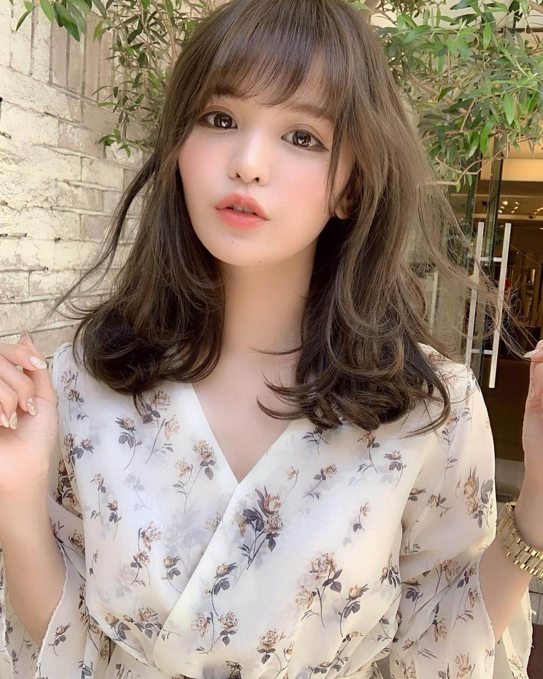 ななぴさんのインスタグラム写真 - (ななぴInstagram)「new hair color💐﻿﻿ ﻿﻿ いつも染めたあとにすこし撮影するのですが﻿﻿ 今回は外でも撮ってみました📸﻿﻿ ﻿﻿ @ici_kazuki さん﻿﻿ いつもありがとうございます🕊✨﻿﻿ ﻿﻿ 透明感をプラスしてもらって﻿ ツヤ感も出る色にしてもらいました﻿ すこし明るくしてみたよ☺️💓﻿ ﻿ ﻿ ﻿ 色味がほうじ茶ラテぽい(伝わるかな)﻿ ﻿﻿ #ofhair #オブヘアー #オブヘアー表参道 #表参道美容院 #美容室 #ヘアサロン #ヘアモデル #サロンモデル #ヘアカラー #艶髪 #ツヤ髪 #花柄ワンピース #セミロング #ミディアムヘア #伸ばしかけ #巻き髪 #カラコン #オレンジリップ #メイク #自撮り #撮影 #サロン撮影 #作品撮り #自まつ毛 #自拍 #日本的」5月19日 19時17分 - __nanapgram__