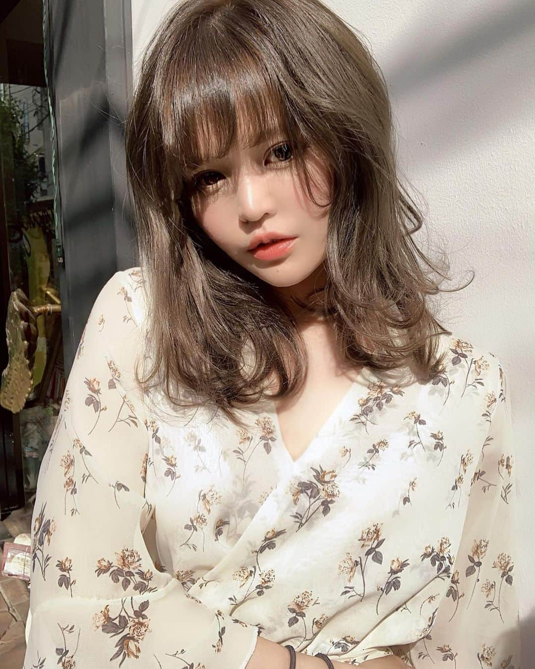 ななぴさんのインスタグラム写真 - (ななぴInstagram)「new hair color💐﻿﻿ ﻿﻿ いつも染めたあとにすこし撮影するのですが﻿﻿ 今回は外でも撮ってみました📸﻿﻿ ﻿﻿ @ici_kazuki さん﻿﻿ いつもありがとうございます🕊✨﻿﻿ ﻿﻿ 透明感をプラスしてもらって﻿ ツヤ感も出る色にしてもらいました﻿ すこし明るくしてみたよ☺️💓﻿ ﻿ ﻿ ﻿ 色味がほうじ茶ラテぽい(伝わるかな)﻿ ﻿﻿ #ofhair #オブヘアー #オブヘアー表参道 #表参道美容院 #美容室 #ヘアサロン #ヘアモデル #サロンモデル #ヘアカラー #艶髪 #ツヤ髪 #花柄ワンピース #セミロング #ミディアムヘア #伸ばしかけ #巻き髪 #カラコン #オレンジリップ #メイク #自撮り #撮影 #サロン撮影 #作品撮り #自まつ毛 #自拍 #日本的」5月19日 19時17分 - __nanapgram__